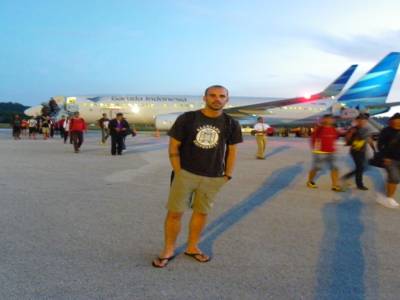fraichement debarques a l aube, sur le tarmak de l aeroport de Jayapura apres 48h de voyage...