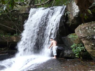 yoann sous la cascade sacre d'angkor