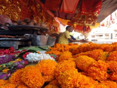 Vendeur de colliers de fleurs