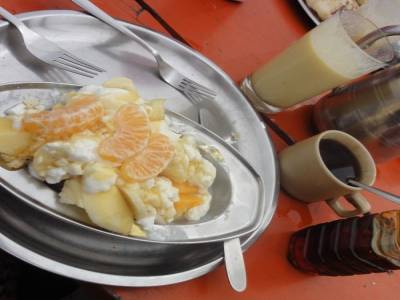 Beaucoup de salades de fruits frais au fromage blanc