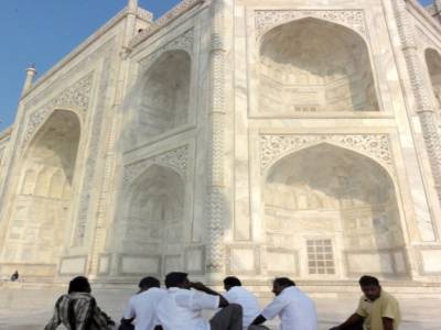 Ces messieurs papotent devant le Taj