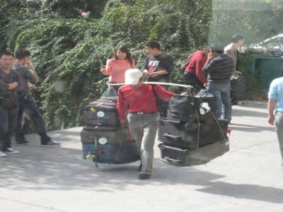 Porteur de valises à la sortie de la croisière