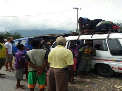 Depart de Wamena en bus locaux... a 15 entasses dans la camionette sur des routes cabossees...