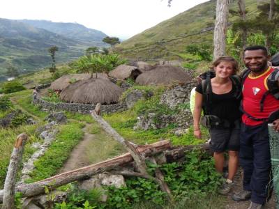 Demi, notre guide, sur fond de huttes traditionnelles