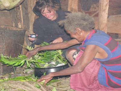 cuisine traditionnelle a la vapeur. elle met des pierres chaudes parmis les legumes puis recouvre de feuille