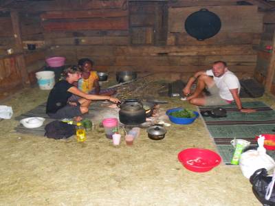 les fameuses cuisines a prendre le the pendant des heures et a cuisiner au feu de bois....