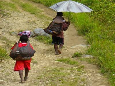 Villageois qui reviennent de Wamena a pied avec leurs courses, ils ont parfois jusqu a 7 jours de marche pour rentrer! toute la famille est du voyage et meme les plus jeunes portent les courses avec leurs sacs sur la tete!