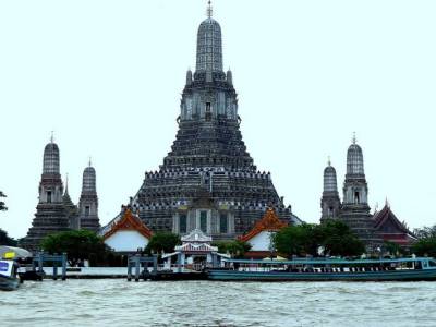 Temple de Wat Arun vu de la rivière