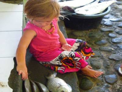 Lissa, la fille de Guillaume et Karina, au milieu des poissons fraichement achetes!