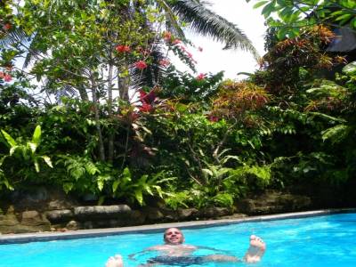 30 ans et les doigts de pieds en eventail dans la piscine... bon debut!!!