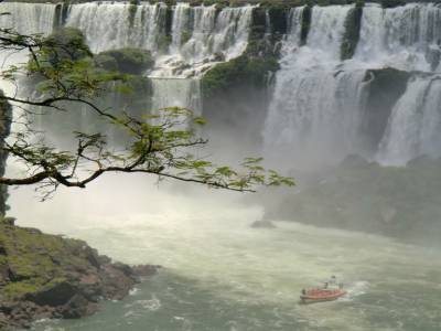 En bas des chutes