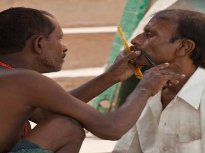 On prend soin de sa moustache au pays des moustachus