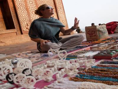 Aurélie en plein boulot devant la mosquée