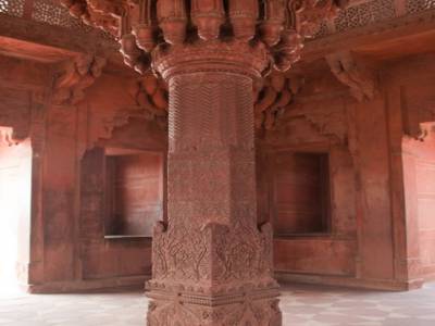 Pilier unique en Inde et chargé d'histoire