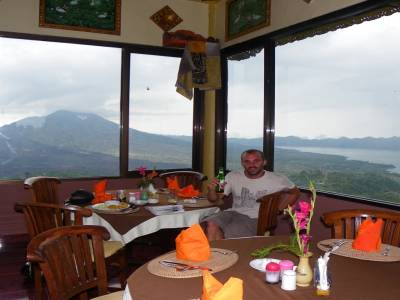 Petit resto panoramique avec vue sur le volcan