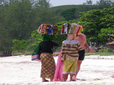 on se fait harceler par les marchandes de pareos sur la plage....