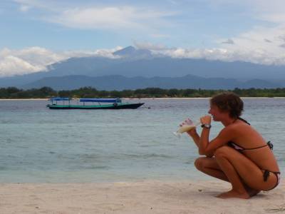 un petit milshake sur fond de Rinjani que l on a grimpe de nuit!