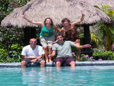 Avec Christina et Marco, les bresiliens, autour de la super piscine de nos bungalows...
