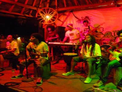 le petit concert reggae avec des bonnes reprises  a l ancienne de bob, UB40, alpha blondy et son fameux Jerusalem! ...