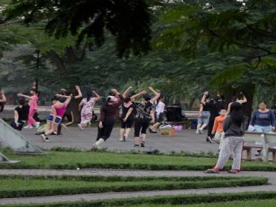On pratique la gym sous l'ordre de DDU dans les jardins publics