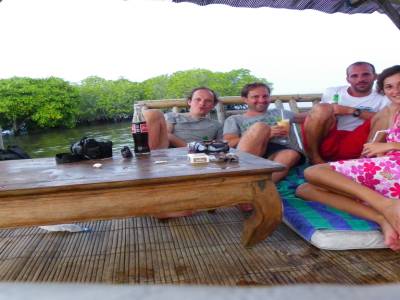 Petit apero sur la mangrove sur une terrasse flottante