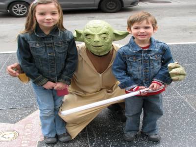 Jeanne et Émile à Hollywood avec Maître Yoda