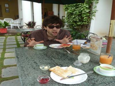 Petit dej a l alliance francaise de Pondi, miam!