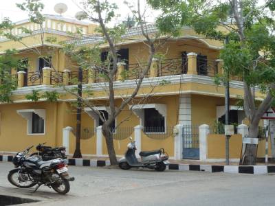 maison colonniale a Pondi
