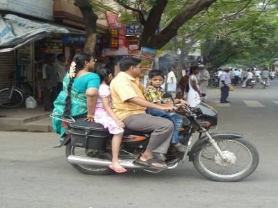 Famille sur la moto...tres typique!