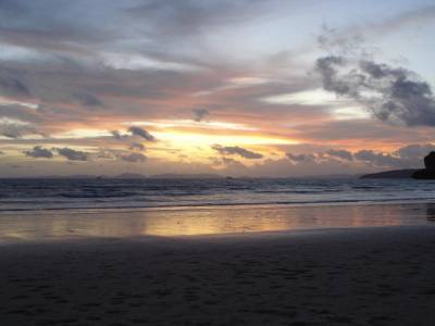 Falaises, grottes, temple, long tail boat, coucher du soleil... et GRIMPE !!!
