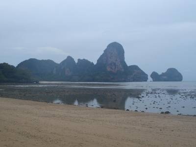 Falaises, grottes, temple, long tail boat, coucher du soleil... et GRIMPE !!!