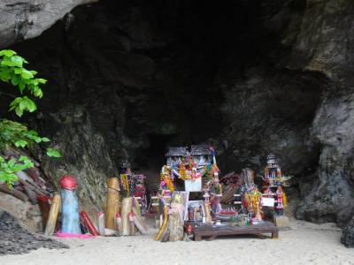 Falaises, grottes, temple, long tail boat, coucher du soleil... et GRIMPE !!!