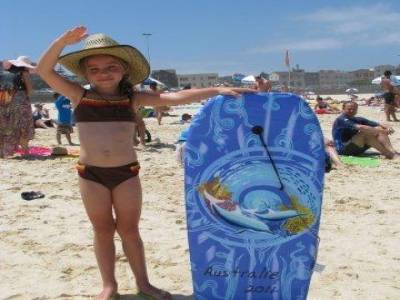 Jeanne et sa planche de surf