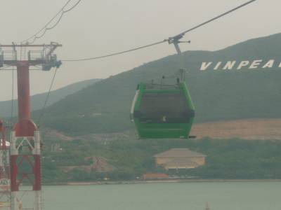 Telecabine reliant Nha Trang a l'hotel Vinpearl et son centre de loisirs
