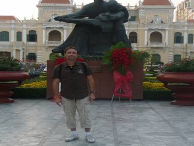 L'oncle Ho devant l'hôtel de ville