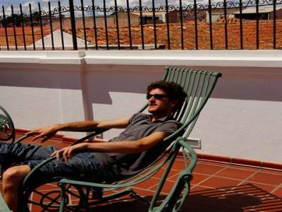Un coco qui fait le pacha, sur le toit de l'hôtel