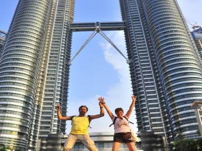 Devant les tours Petronas à Kuala Lumpur