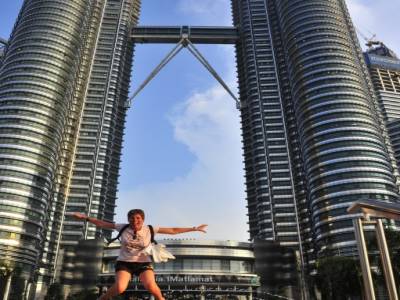 Devant les tours Petronas à Kuala Lumpur