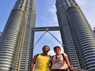 Devant les tours Petronas à Kuala Lumpur