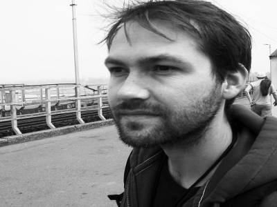beau gosse croise sur le pont
