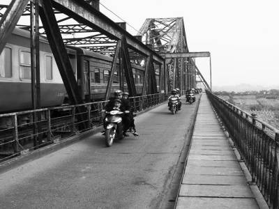 Passage d'un train sur le pont Doumer