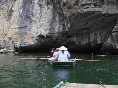 nous allons rentrer dans cette grotte...