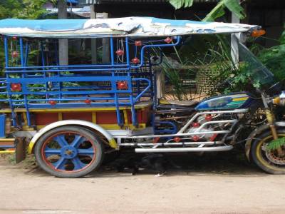 Ici tout est different : tuc-tuc, camions, boeufs...