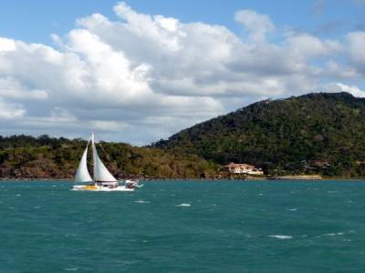 Tiens bon la vague tiens bon le vent. Hisse et ho!