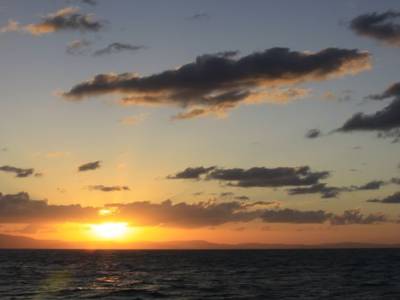 Tiens bon la vague tiens bon le vent. Hisse et ho!