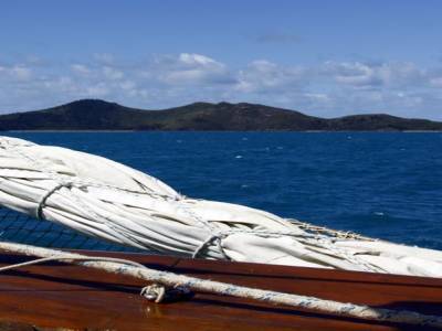 Tiens bon la vague tiens bon le vent. Hisse et ho!