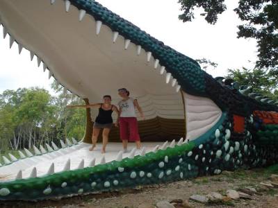 Du temple chinois au crocodile etrange en passant par un des nombreux vendeur ambulant : la Thailande nous reserve bien des surprises !