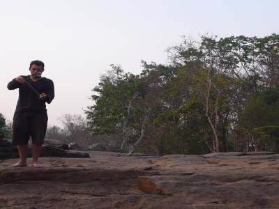 Maitre Yoyo sur des rochers