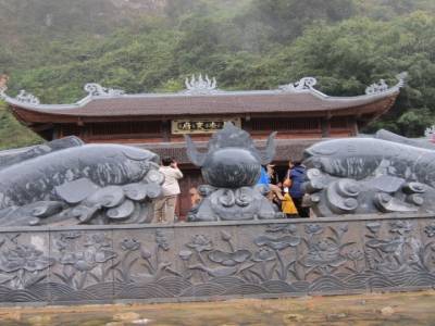 un des nombreux temples de la baie d Halong terrestre 