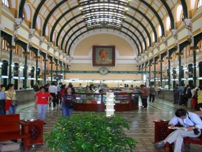L interieur de la poste a Ho Chi Minh  City (anciennement Saigon): c Eiffel qui l a realisee!